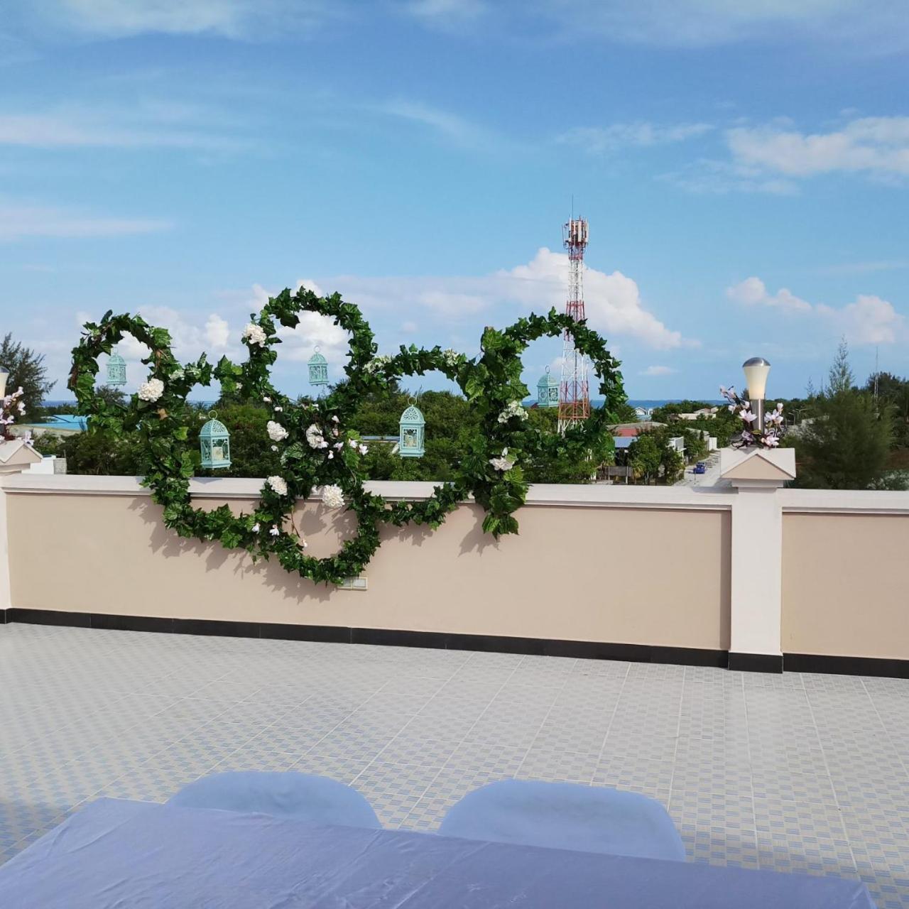 Hotel Abuharee Grand Addu City Exterior foto