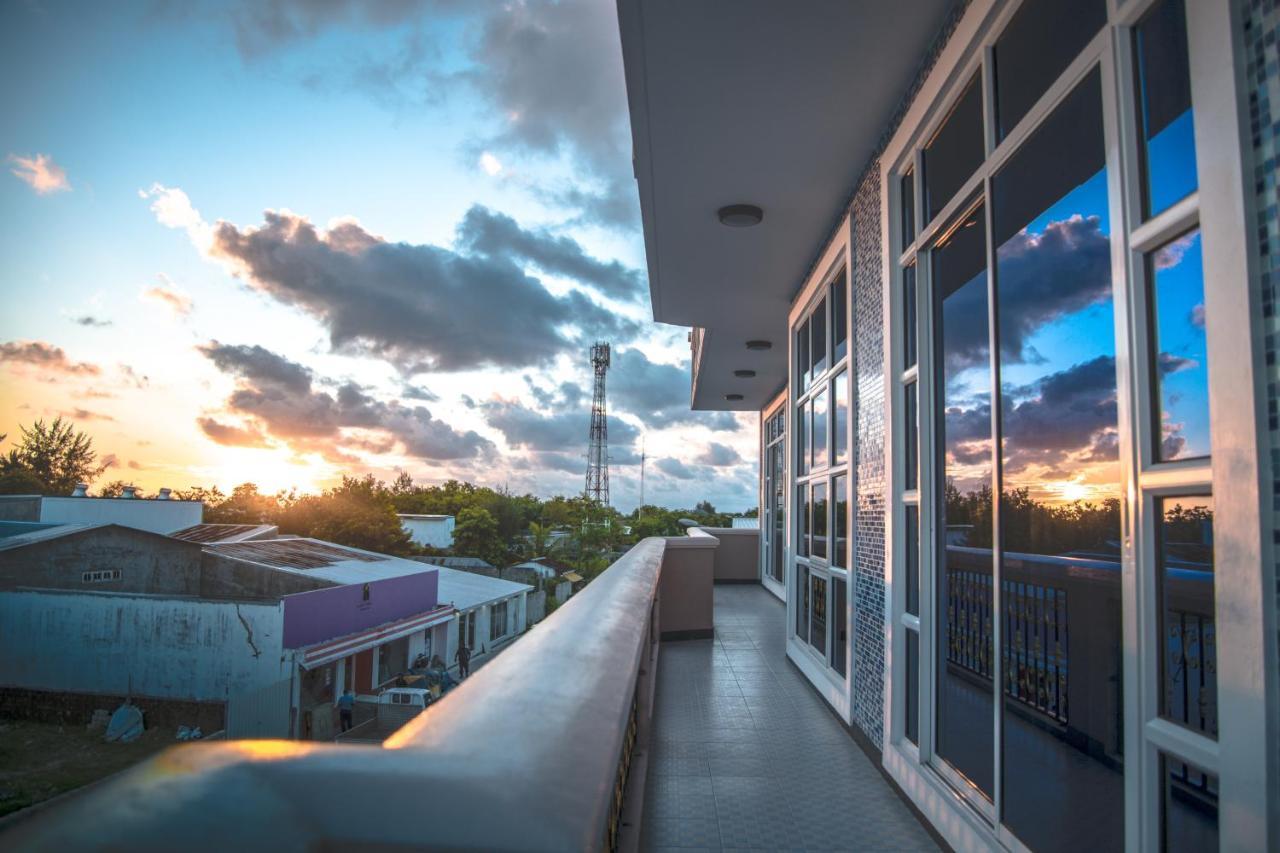 Hotel Abuharee Grand Addu City Exterior foto