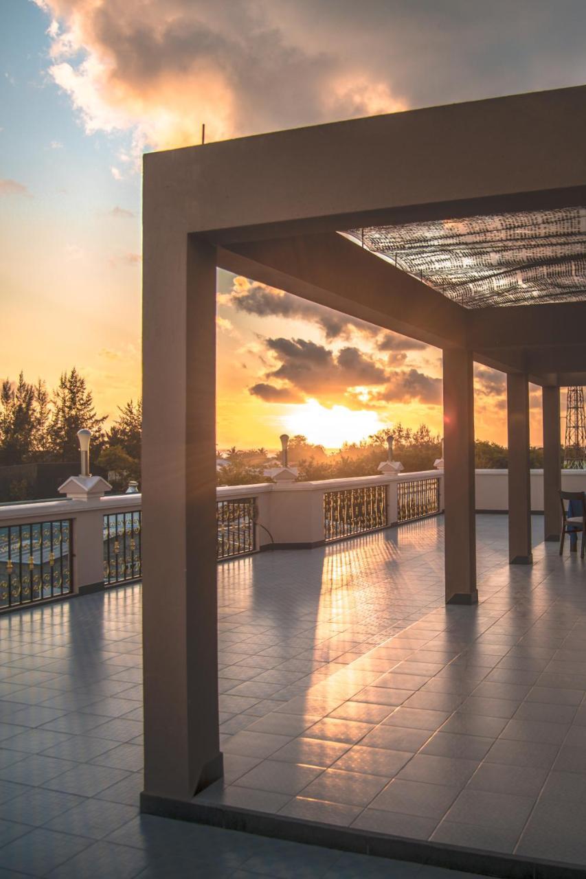 Hotel Abuharee Grand Addu City Exterior foto