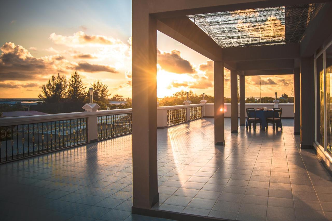 Hotel Abuharee Grand Addu City Exterior foto