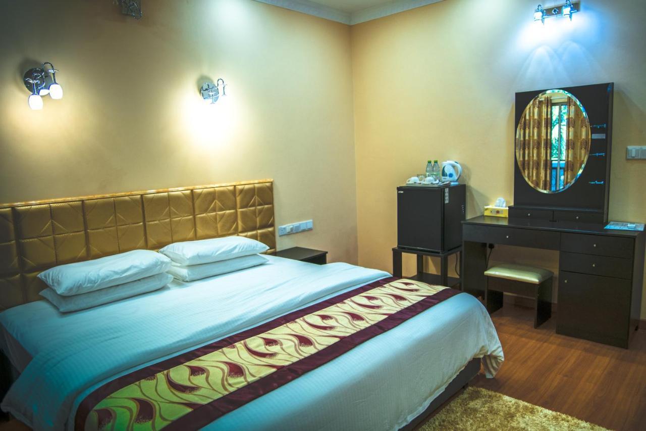 Hotel Abuharee Grand Addu City Exterior foto