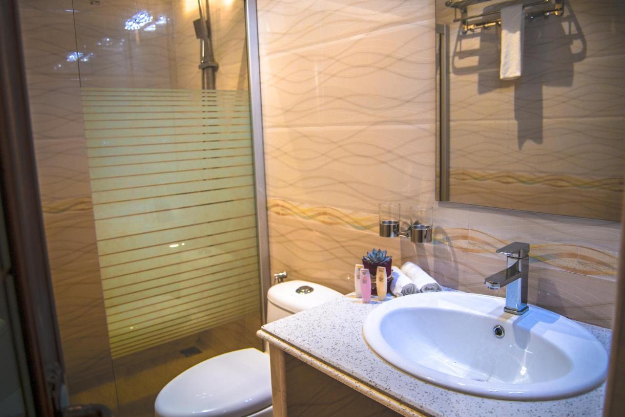 Hotel Abuharee Grand Addu City Exterior foto