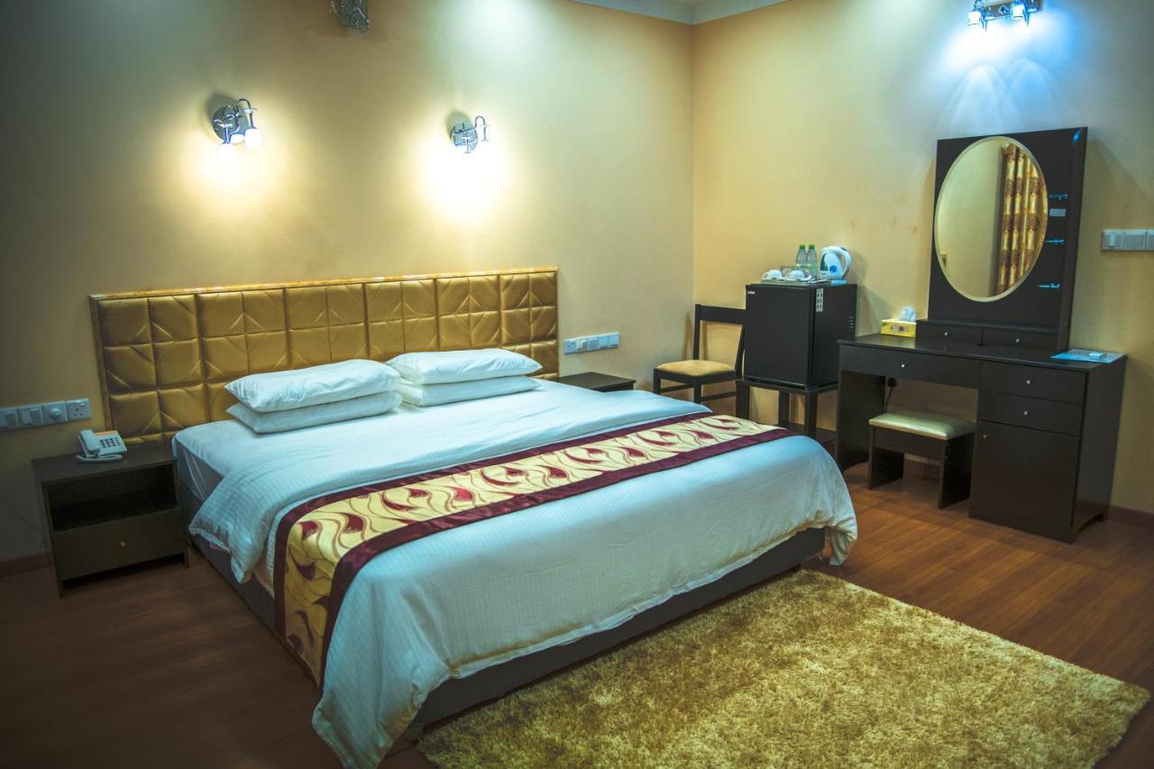 Hotel Abuharee Grand Addu City Exterior foto