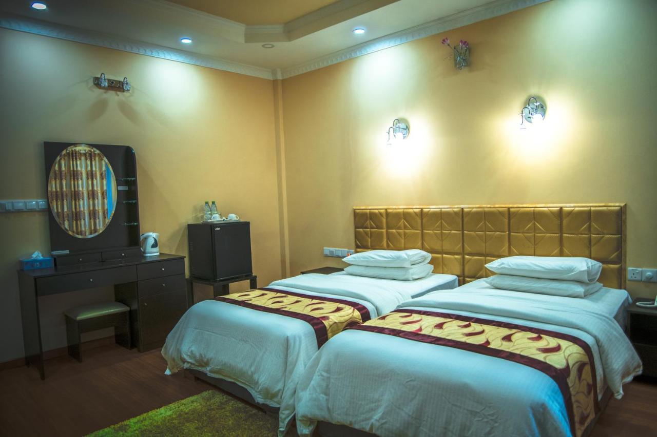 Hotel Abuharee Grand Addu City Exterior foto